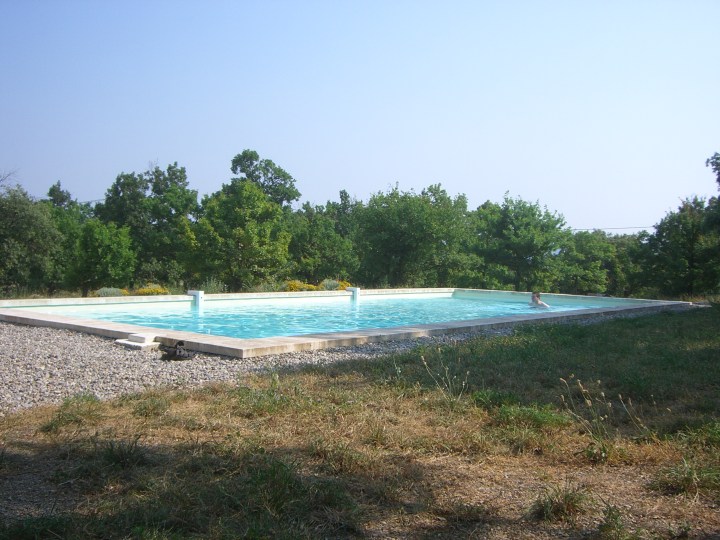 Mas des deux puits pool