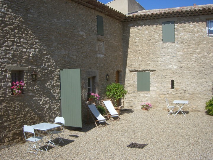 mas des deux puits lovely courtyard